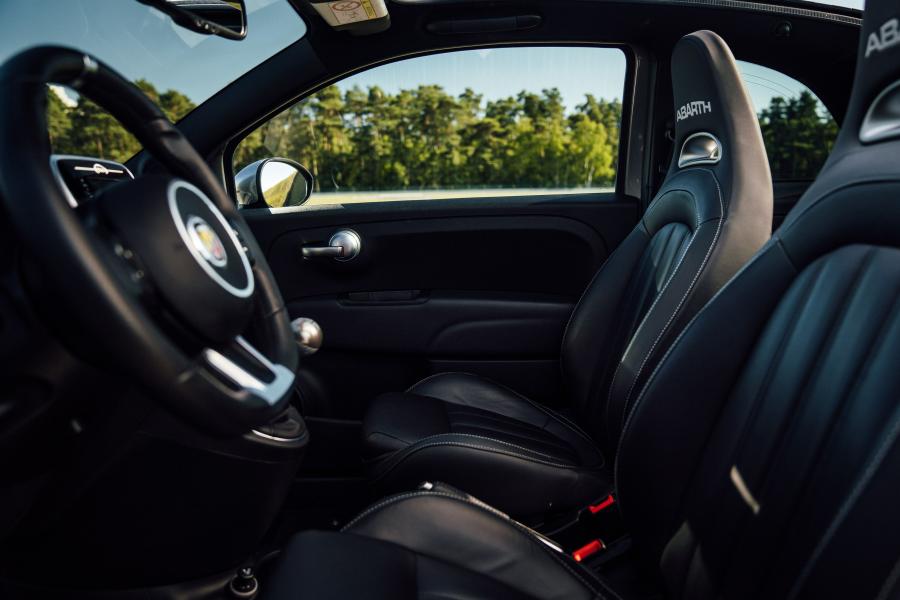 Интерьер Abarth 595C Turismo (312) 2016 года  (WW) (фото 27 из 31)